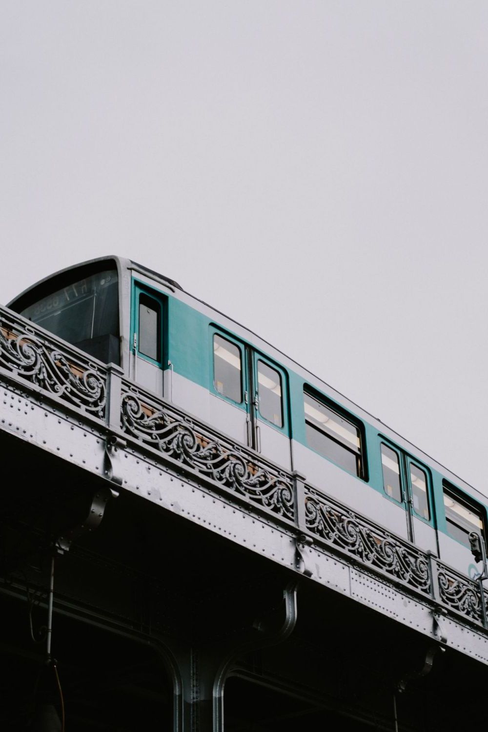 Rame de métro parisien sur un viaduc aérien
